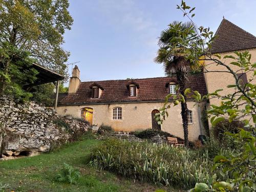 Colourful country house with large garden, very large pool and forest : Maisons de vacances proche de Goujounac
