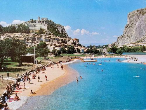 Gîte de charme le val Mellis classé 3 étoiles dans la douceur provençale : Maisons de vacances proche d'Authon