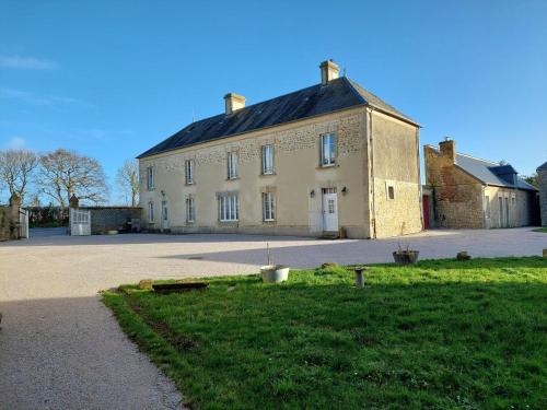 Spacious holiday home in Isigny sur Mer with garden : Maisons de vacances proche de Vouilly