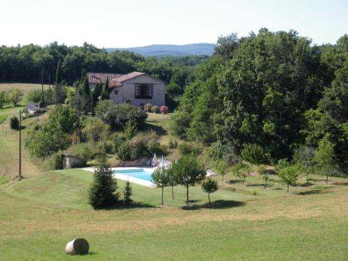 La Petite toscane, gîte familial avec piscine et jacuzzi : Maisons de vacances proche de Saint-Urcisse