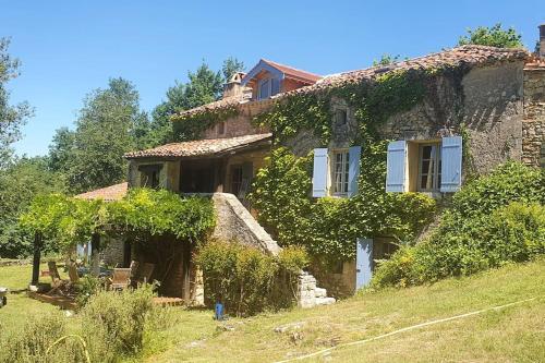 Idyllic farmhouse in woods - private heated pool : Maisons de vacances proche de Mazeyrolles