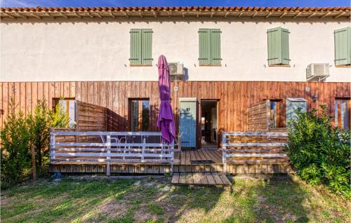Amazing home in Rabastens with Outdoor swimming pool, WiFi and 3 Bedrooms : Maisons de vacances proche de Montvalen