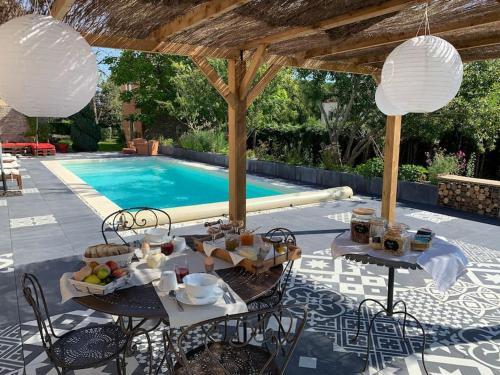 Gîte de charme à la campagne avec piscine : Maisons de vacances proche de Corgengoux