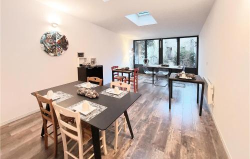 Beautiful home in Magny-en-Vexin with WiFi and 5 Bedrooms : Maisons de vacances proche de Dampsmesnil