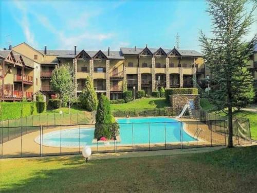 Preciosa casa con jardín y piscina : Chalets proche d'Estavar