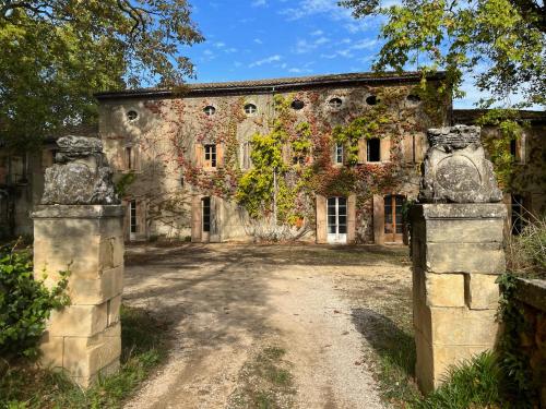 Château de Villemejane : Maisons de vacances proche de Laudun-l'Ardoise