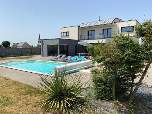 Maison Ker Eden, 260M2, piscine et spa, idéale pour visiter Bretagne : Maisons de vacances proche de Concoret