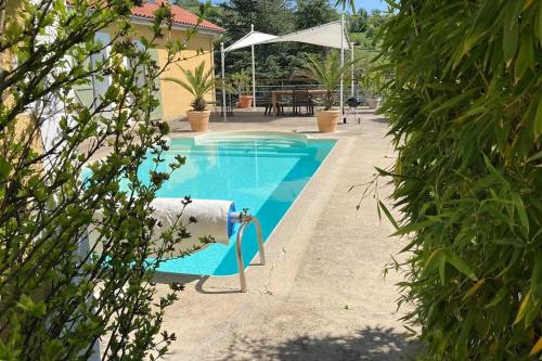 grande maison calme avec piscine chauffée de mai à septembre : Villas proche de Saint-Martin-Lestra