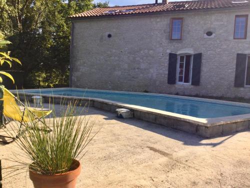 Belle et spacieuse chambre d’hôtes avec piscine : B&B / Chambres d'hotes proche de Saint-Vivien-de-Monségur