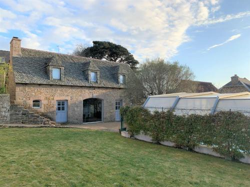Maison bretonne en pierre avec WIFI et piscine couverte à LOUANNEC - Réf 846 : Villas proche de Trézény