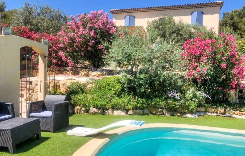 Awesome home in Rognac with Outdoor swimming pool, WiFi and 3 Bedrooms : Maisons de vacances proche de Velaux