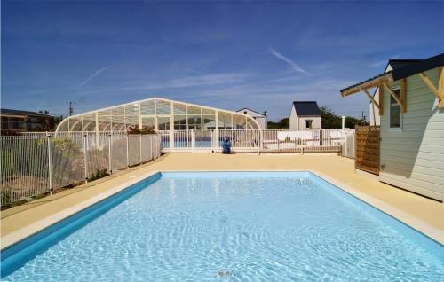 Amazing Home In Grandcamp-maisy With Outdoor Swimming Pool, Wifi And 3 Bedrooms : Appartements proche de Cardonville