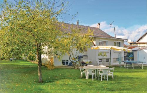 Awesome home in Athis Mons with 2 Bedrooms and WiFi : Maisons de vacances proche de Morangis