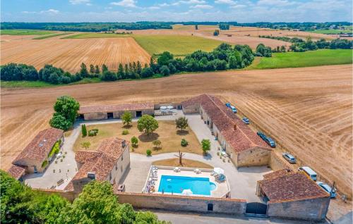 Awesome Home In Juicq With Outdoor Swimming Pool, Wifi And 2 Bedrooms : Maisons de vacances proche de Saint-Julien-de-l'Escap
