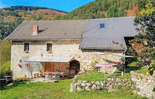 Stunning home in Saint-Julien-dIntres with 3 Bedrooms and WiFi : Maisons de vacances proche d'Accons