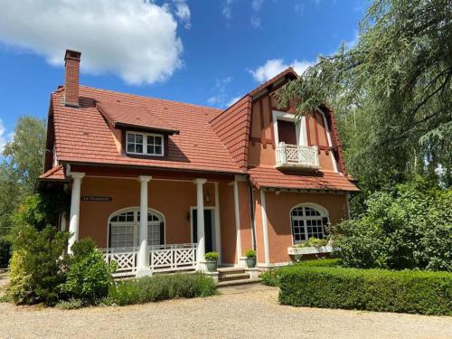 Maison de charme avec cheminées et parc ombragé : Villas proche de Préty