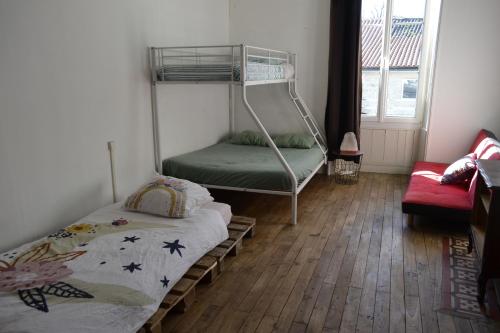 Grande chambre familiale pour 2 à 4 personnes : B&B / Chambres d'hotes proche de Saint-Léger-de-la-Martinière