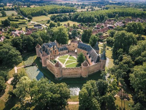 Château d'Ainay-le-Vieil : Maisons d'hotes proche de Charenton-du-Cher