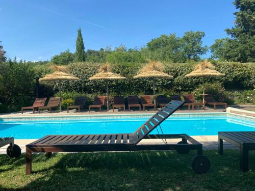 GITE LES GRANDES VIGNES à Sanilhac, SUD Ardèche, indépendant et privatisé, piscine chauffée, climatisation, SPA, 10 chambres, 8 salles de bains : Villas proche de Prunet