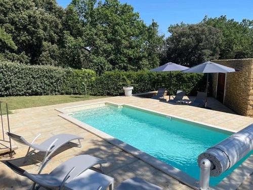Belle villa avec piscine intérieure et piscine extérieure Gite Les Aiguiers : Villas proche de Chamaret