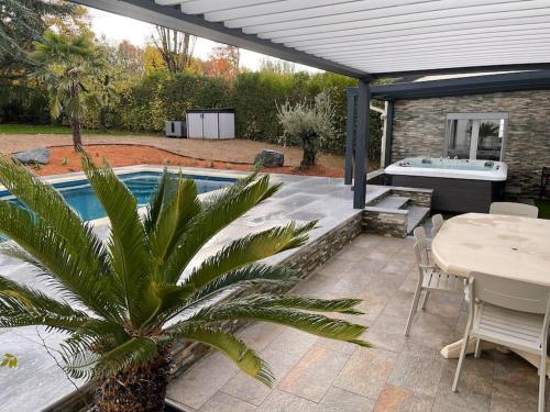 maison haut de gamme avec piscine spa 3 chambres : Maisons de vacances proche de Manoncourt-en-Vermois