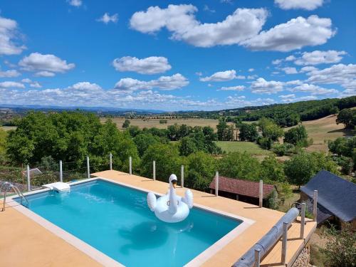 Maison avec vue exceptionnelle et piscine privative : Maisons de vacances proche de Villecomtal