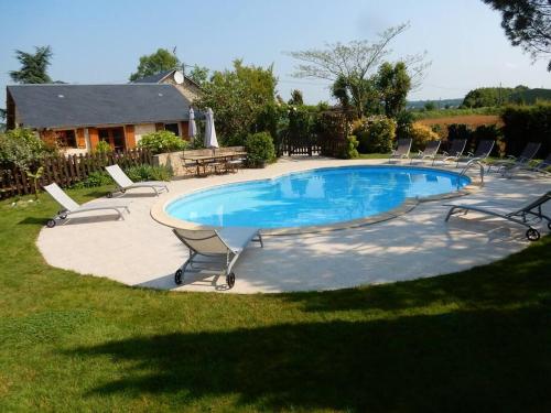3 Charming Gites With Shared Pool & Gardens : Maisons de vacances proche de Bougon