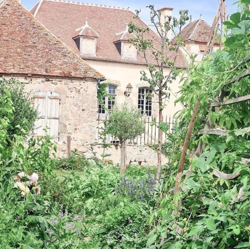 Château de Paraize : Maisons de vacances proche de Saint-Parize-le-Châtel
