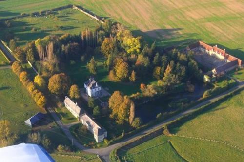 Gîtes du château de la Motte : Maisons de vacances proche de Ménil-Gondouin