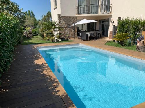 Villa avec piscine 14 pers proche de Bordeaux : Villas proche de Martillac