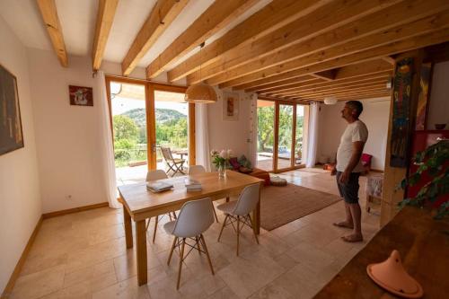 gite bioclimatique écologique : Maisons de vacances proche de La Brillanne