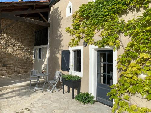Gîte des Abeilles - Cosy, Rural & Tranquil with Shared Pool : Appartements proche de Villemain