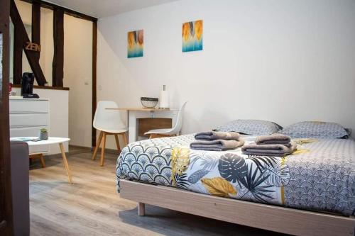 Studio Charmant Confortable Centre Ville Louviers : Appartements proche de Feuguerolles