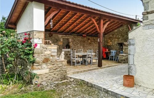 Awesome home in Auterrive with WiFi, Private swimming pool and Outdoor swimming pool : Maisons de vacances proche de Sauveterre-de-Béarn