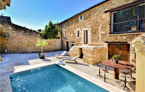 Nice Home In Suze La Rousse With 3 Bedrooms, Wifi And Outdoor Swimming Pool : Maisons de vacances proche de Bouchet