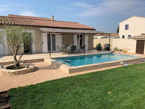 Villa provençale avec piscine : Maisons de vacances proche de Mollégès