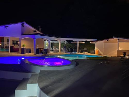 Villa Sany:10 Pers Maison 200m2 piscine , jacuzzi : Villas proche d'Estibeaux