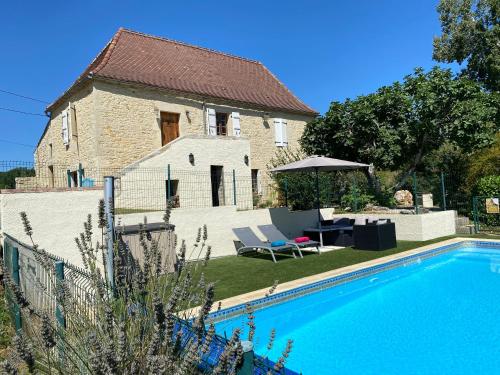 Picturesque renovated farmhouse with pool : Villas proche de Les Junies