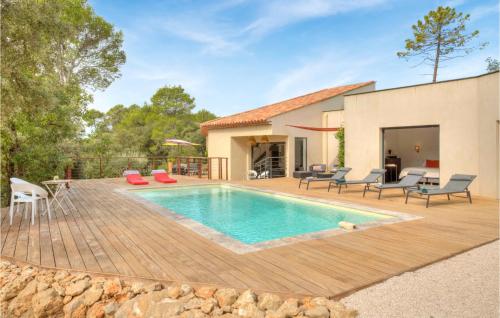Beautiful home in Sillans La Cascade with Outdoor swimming pool, WiFi and Swimming pool : Maisons de vacances proche de Salernes