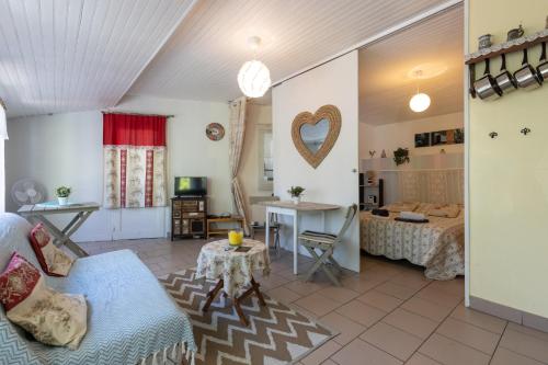 Studio La Chaleureuse : Maisons de vacances proche de Lussac