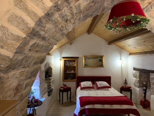 La Romantique 5 épis avec bain nordique et terrasse au Manoir Du Charme Gorges Du Tarn : B&B / Chambres d'hotes proche de Les Bondons