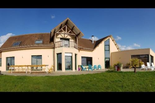 Magnifique villa avec piscine intérieure : Villas proche de Saint-Georges-de-Livoye