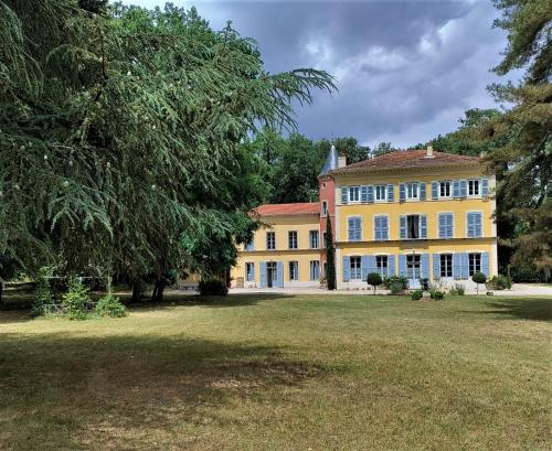 Château St Romain Chambres d'hôtes : B&B / Chambres d'hotes proche de Malataverne