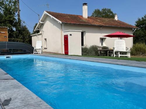 Attractive holiday home in Valigny with private pool : Maisons de vacances proche de Charenton-du-Cher