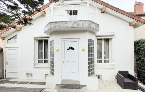 Beautiful home in Les Pavillons-sous-Boi with WiFi and 2 Bedrooms : Maisons de vacances proche de Clichy-sous-Bois