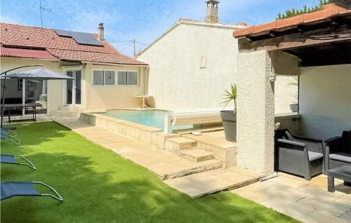 Awesome Home In Avignon With Outdoor Swimming Pool, Private Swimming Pool And 3 Bedrooms : Maisons de vacances proche de Rognonas