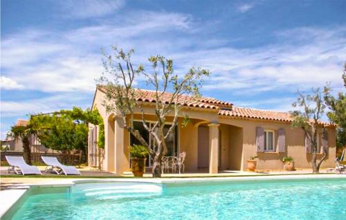 Beautiful Home In Villeneuve Les Avignon With Outdoor Swimming Pool, Private Swimming Pool And 4 Bedrooms : Maisons de vacances proche de Pujaut