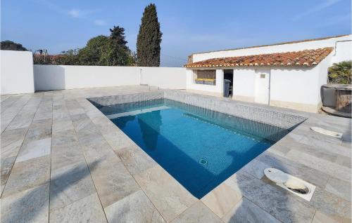Beautiful home in Nissan-lez-Enserune with Outdoor swimming pool and 2 Bedrooms : Maisons de vacances proche de Montady