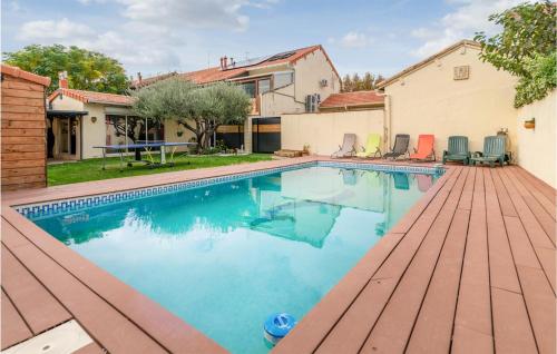 Stunning home in Avignon with Outdoor swimming pool, WiFi and 3 Bedrooms : Maisons de vacances proche de Rognonas