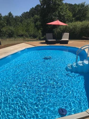 Peaceful, comfortable retreat with pool : Maisons de vacances proche de Les Junies